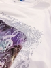 ミュージカルシンボルTシャツ produced by mao (ホワイト x 青紫プリント)